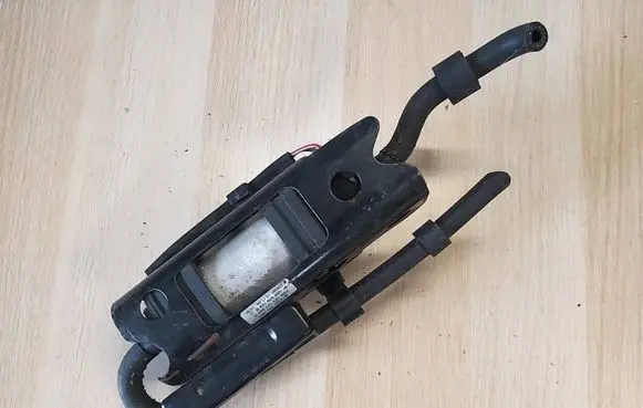 Volkswagen Golf VI Fuel pump bracket 1K0906355