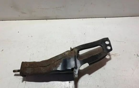 Volvo XC70 Radiator mount bracket 
