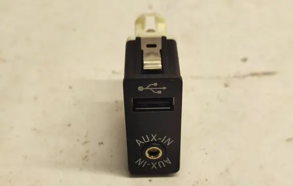 BMW 5 F10 F11 AUX in-socket connector 9237653 923765301