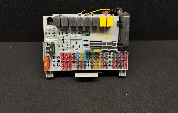 Opel Zafira A Fuse module 90589965