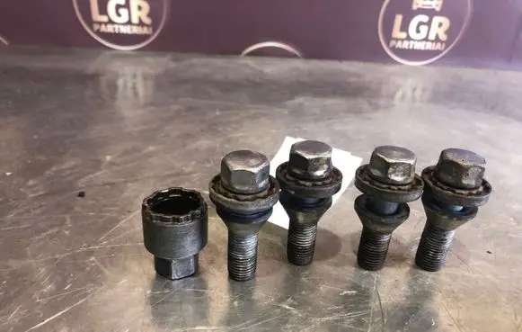 Volvo V70 Anti-theft wheel nuts and lock 