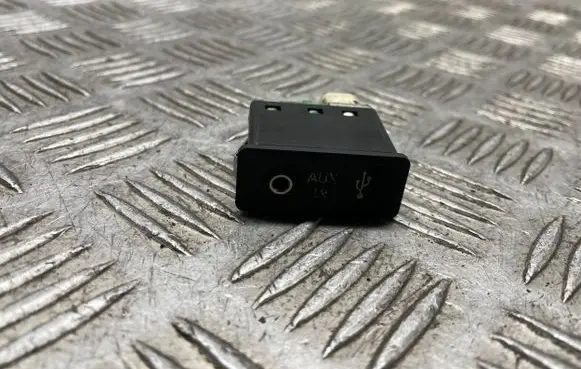 BMW 3 E90 E91 USB socket connector 9129652