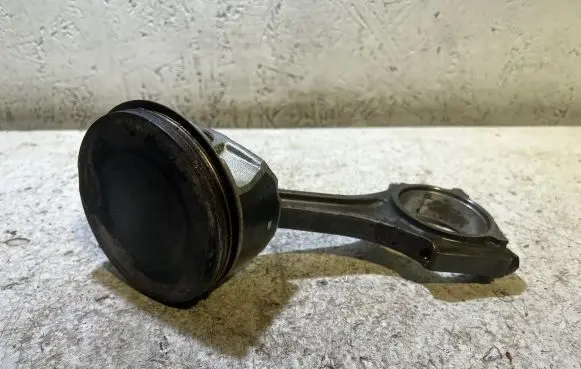 Dodge Challenger Piston with connecting rod