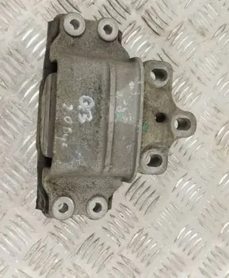 Audi Q3 8U Engine mount bracket