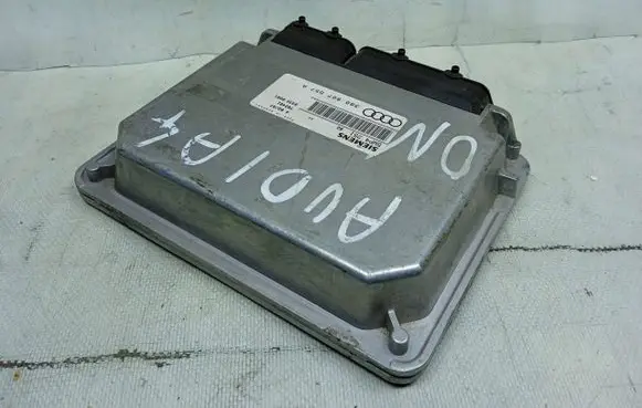 Audi A4 S4 B5 8D Engine control unit/module 3B0907557A 5WP425102