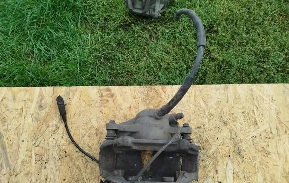 Front brake caliper