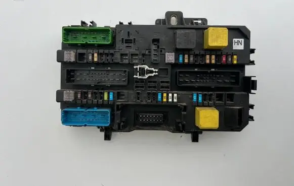Opel Zafira B Fuse module 13220829 5DK00866943