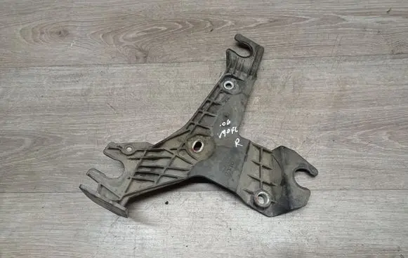 Volvo V70 Air filter cleaner box bracket assembly 30636575