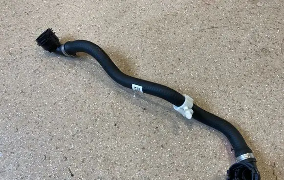BMW X1 U11 Engine coolant pipe/hose 8478461
