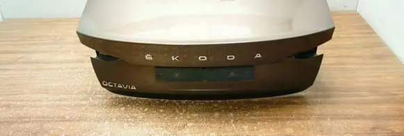 Skoda Octavia Mk4 Tailgate/trunk/boot lid 5E6827107 5E6827105