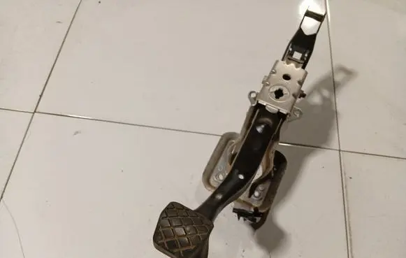 Volkswagen PASSAT B6 Clutch pedal 1K1721057AD