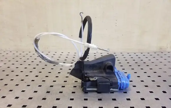 Audi A6 S6 C4 4A Rear door lock 8D0839015A