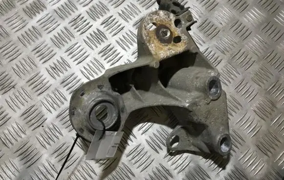 Volkswagen PASSAT B5 Engine mounting bracket 8d0199382l