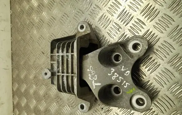 Opel Insignia B Engine mount bracket 84254937