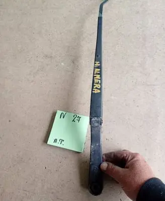 Nissan Almera Front wiper blade arm 775854684