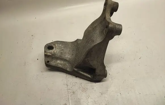 Engine mounting bracket
