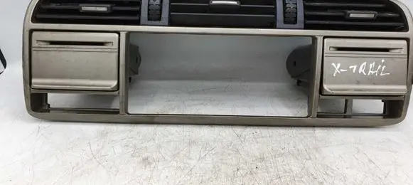 Nissan X-Trail T30 Dash center air vent grill 687508H300