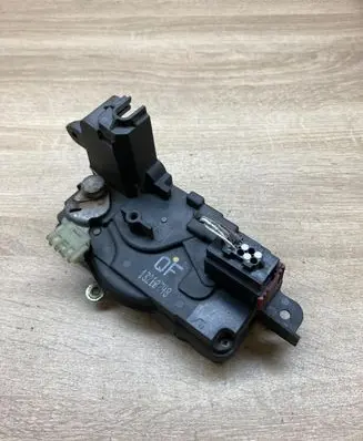Opel Zafira B Front door lock 13210748