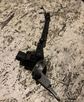Volvo XC40 Air suspension front height level sensor 32221957