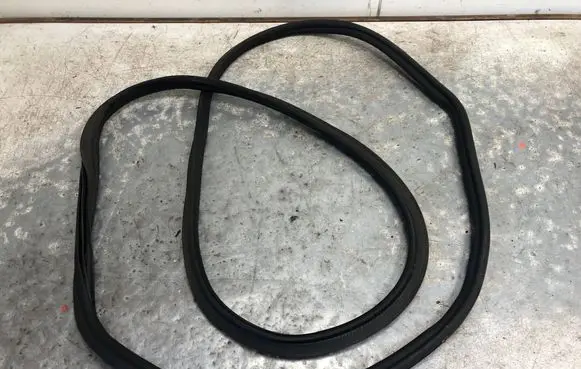Volkswagen Touran III Trunk rubber seal (body) 5TA827705