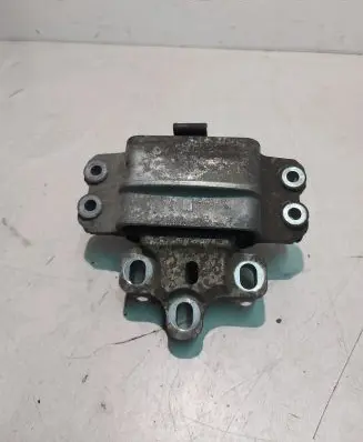 Volkswagen PASSAT B6 Engine mount bracket 3C0199555