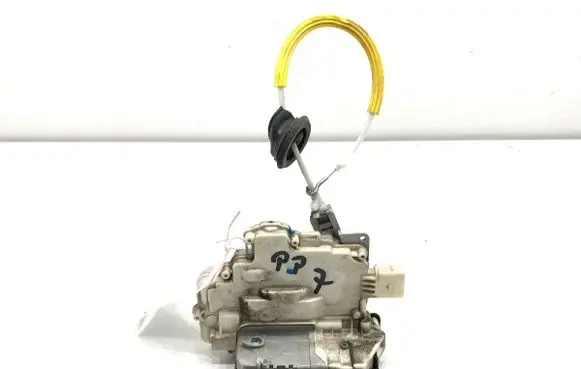 Audi A3 S3 8P Front door lock 