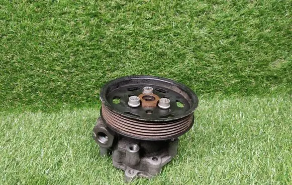 Volkswagen Jetta VI Power steering pump 5C0422152F 038145255A