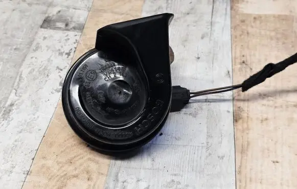 BMW 5 E39 Horn signal 3881157 24148 L2143