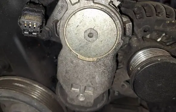 Honda CR-V Generator/alternator belt tensioner