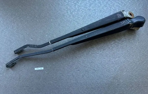 Nissan Patrol Y61 Front wiper blade arm 28885VB000 28880VB000