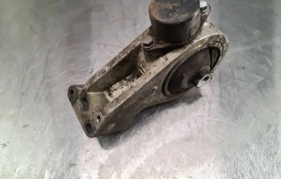 Volkswagen PASSAT B5 Engine mount bracket 4618076