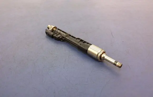 BMW 5 G30 G31 G38 Fuel injector 8626147