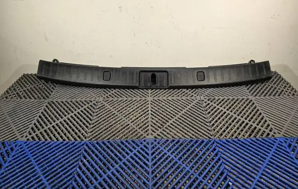 Trunk/boot sill cover protection