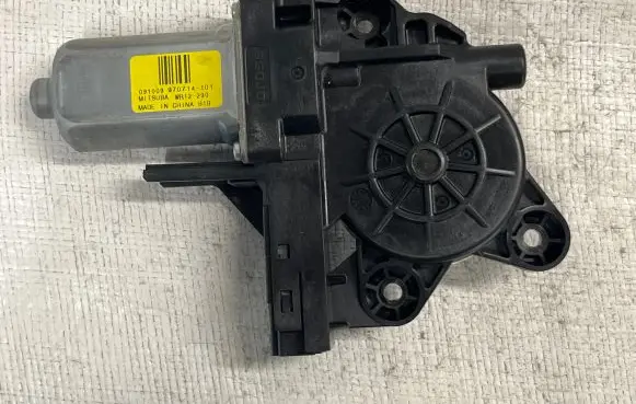Volvo V70 Front door window regulator motor 970714101 091009