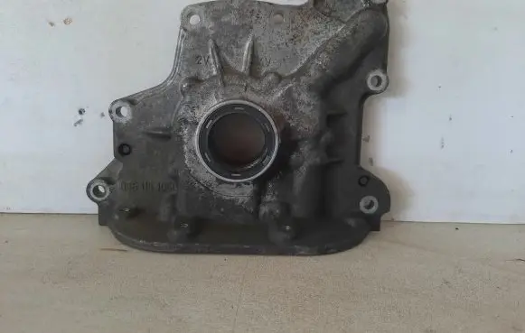 Volkswagen Golf IV Oil pump 036115105B