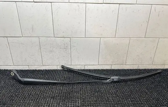 Citroen DS5 Front wiper blade arm 9687292680