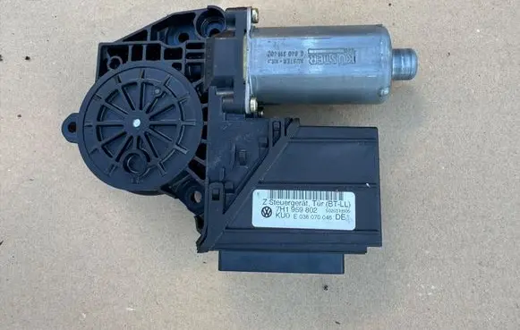 Volkswagen Multivan T5 Front door window regulator with motor 7H1959802
