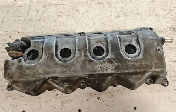 Nissan X-Trail T30 Rocker cam cover 8H18