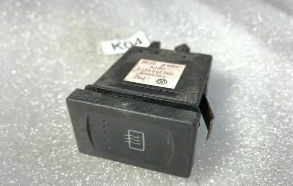 Volkswagen PASSAT B5.5 Windscreen/window heater switch 3BO959621C