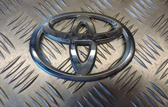 Manufacturer badge logo/emblem