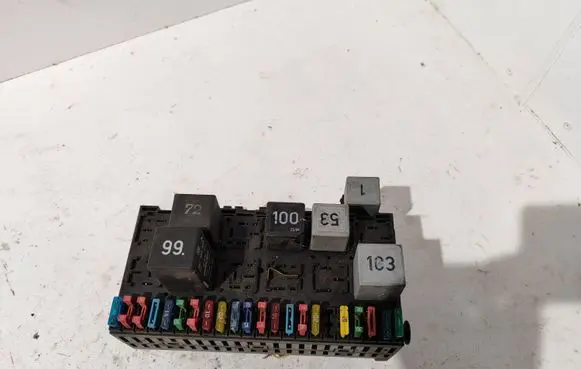 Volkswagen Golf III Fuse box set 357937039