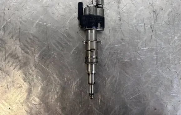 BMW X5M E70 Fuel injector 7585261 10181010