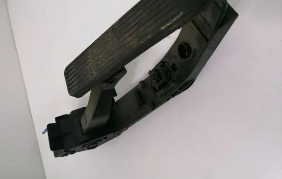 Mercedes-Benz CLS C219 Accelerator throttle pedal A2113000504 A2033010001
