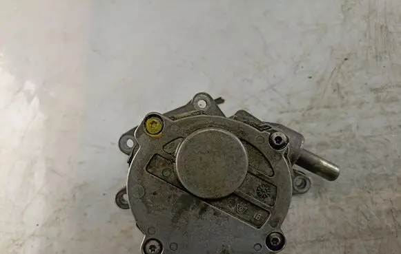 Jeep Grand Cherokee (WK) Vacuum pump LA1231065 A6422300165