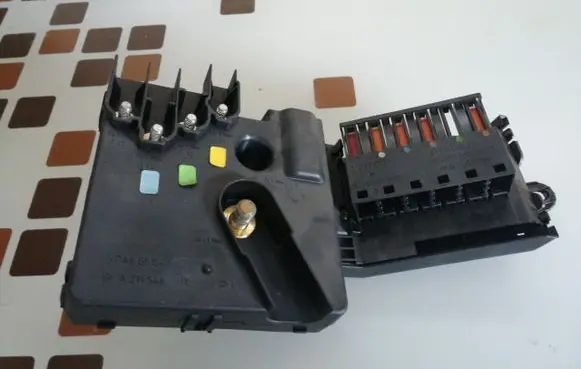 Mercedes-Benz E W211 Fuse box set A2115460641 E0000030