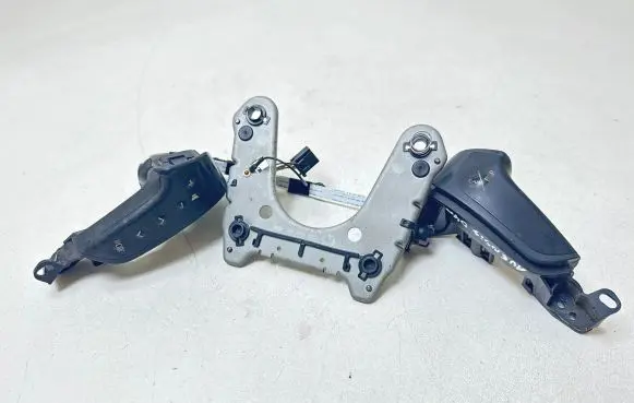 Steering wheel buttons/switches