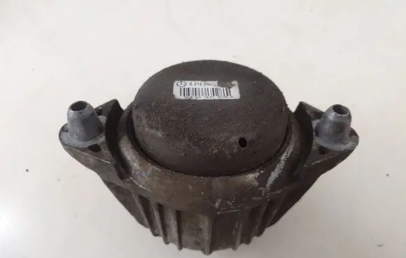 Mercedes-Benz E W212 Engine mount bracket