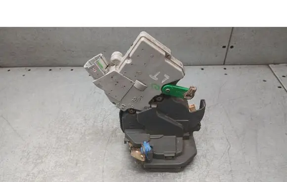 Nissan X-Trail T30 Rear door lock 825538H710