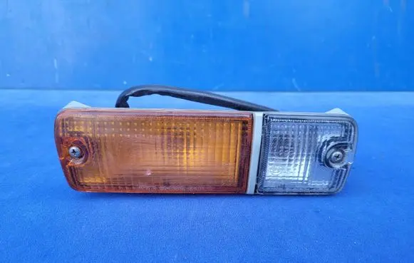 Nissan Skyline Front indicator light 21026217