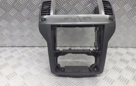 Opel Zafira B Radio/GPS head unit trim 13111874